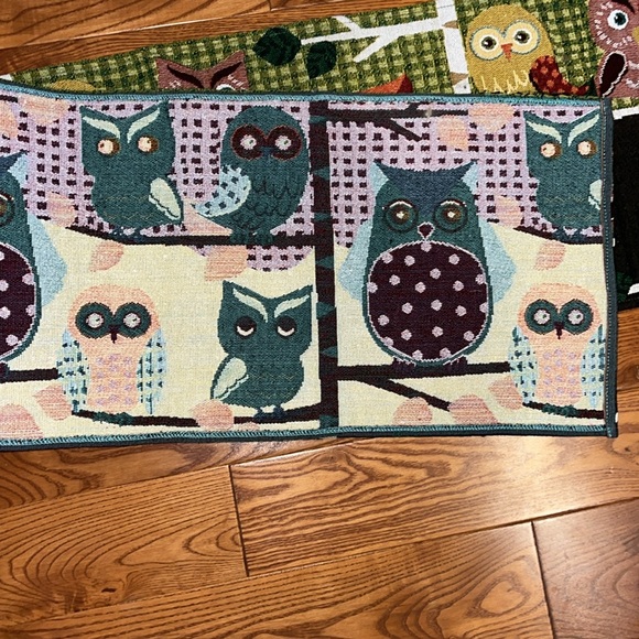 Owl tapestry table runner with 5 different owls sitting on a tree branch - Picture 3 of 13